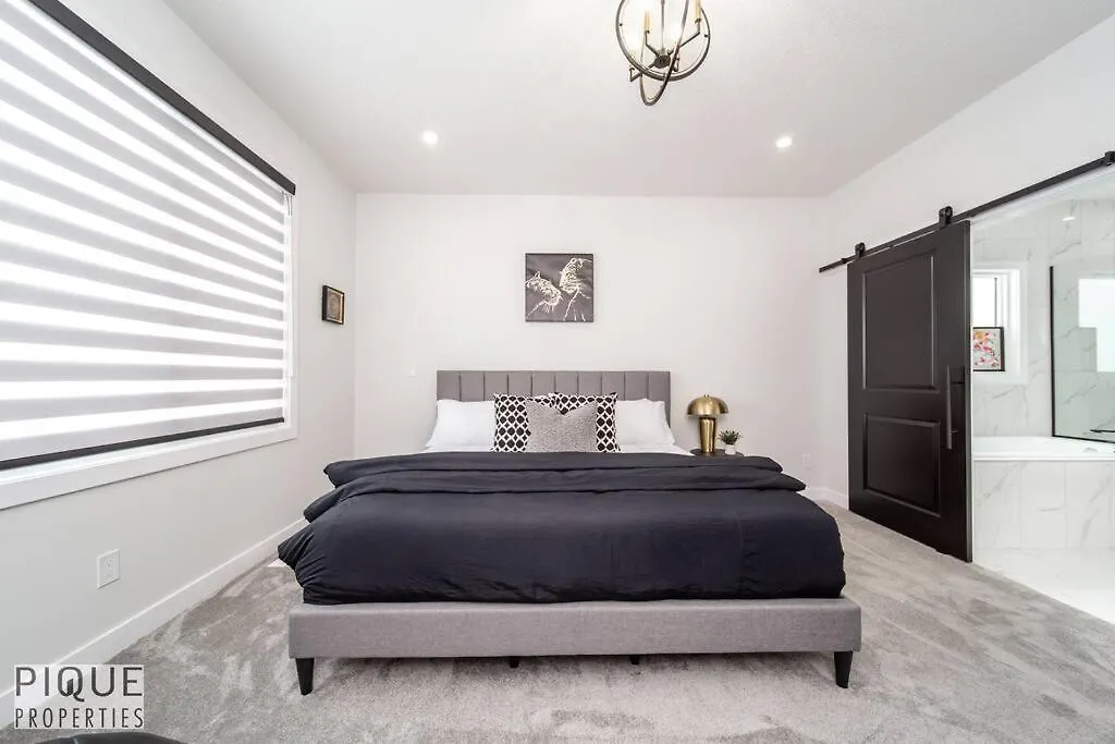 *New*Luxury Living*King Bed*Ac&Fireplace*Sleeps13! Edmonton Canada